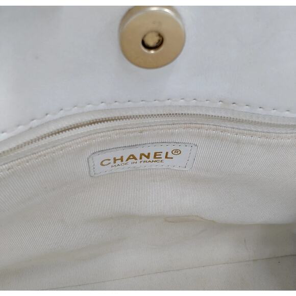 1861 Chanel White & Navy Blue Diamond Stitch Shoulder Tote - Picture 14 of 16